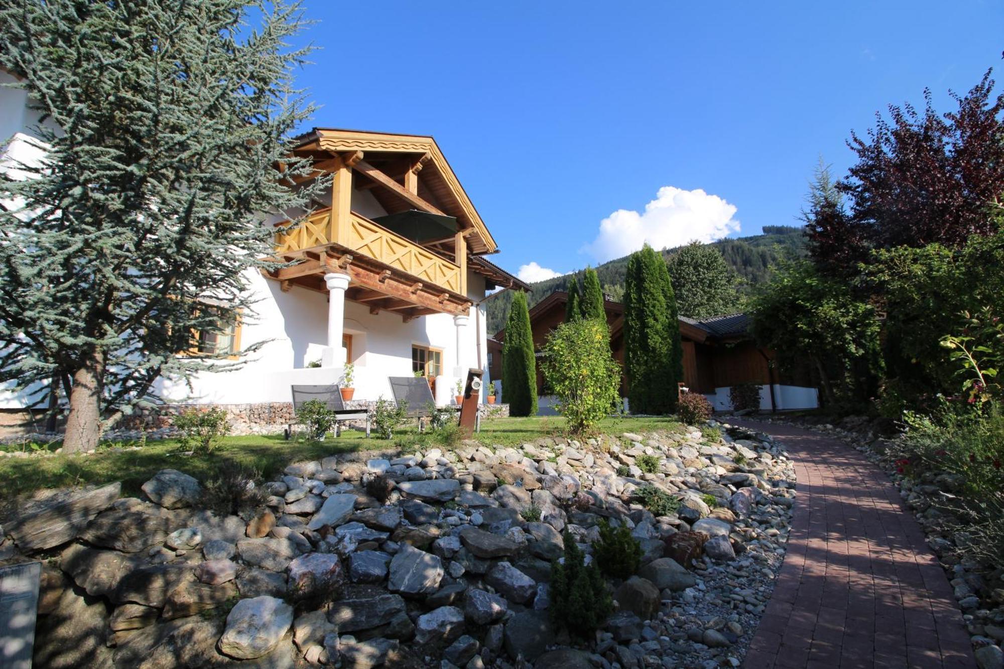 Dorfchalets & Apartments - Authentic Experience In Centre Of Kaprun Including Tauernspa And Summercard Bagian luar foto
